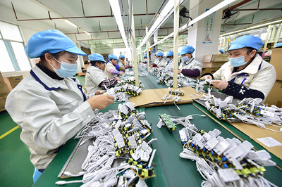 貴州丹寨 扶貧工廠助力搬遷群眾穩(wěn)定就業(yè)，電子產(chǎn)品訂單興旺